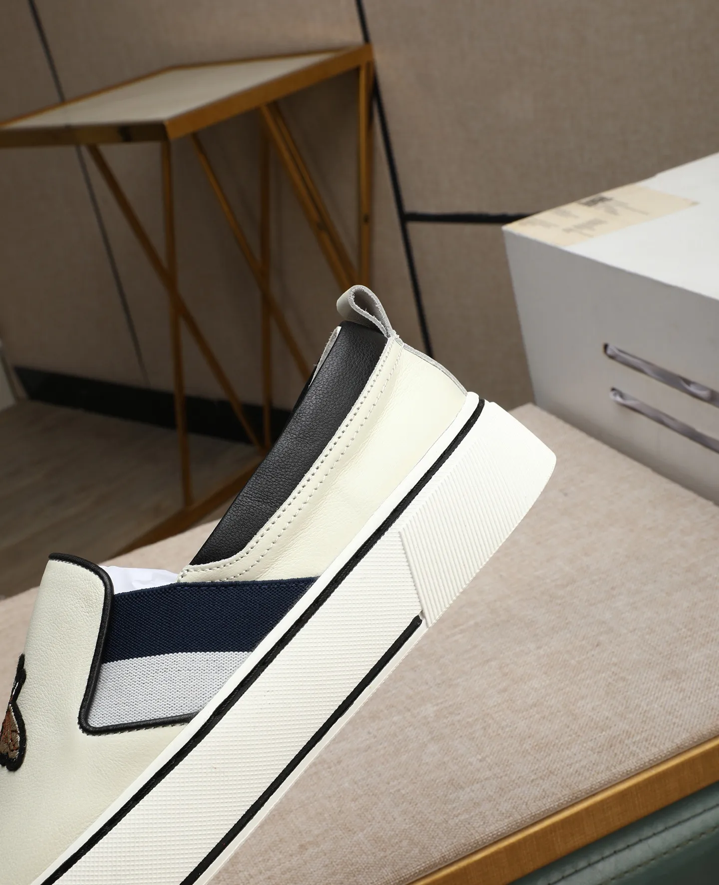 Men's shoes 💰460 GUCCI🔍🔍The latest models are on sale at the same time at the counter. Original calfskin imported from Italy, genuine leather lining, (high-end, extravagant, and classy) with exquisite workmanship. Soles: Original soles specially provided by the original factory. ⚠Exclusive double-layer movable molded soles are super comfortable⚠. Photos of the real thing🎬The real thing is even better🔍🔍"High quality·Follow the order" Code number 38-44
